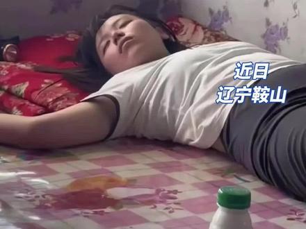 近日,辽宁鞍山,#女孩高考后兴奋过头一睡不起 #女孩高考后一睡不起开始格式化 一女孩高考结束后兴奋整夜不睡,第二天直接“一睡不起”,家人将女孩叫醒吃饭后,女孩又继续睡着。网友表示:千万别吵她,她的大脑正在“格式化”。
