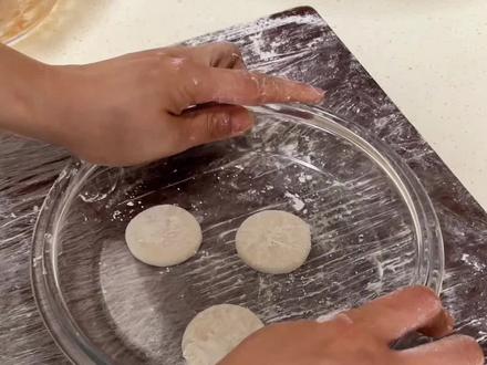 这样做饺子皮好好玩呀🤣#饺子皮做法 #绞肉机和面 #饺子