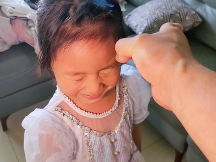 阿苗又在逗她的两个闺女了,太搞笑了,大家一定看到最后, #家有戏精 #家庭生活记录