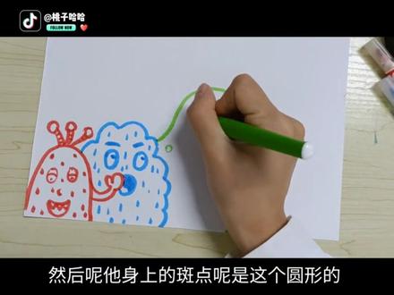 #画画🎨 #少儿美术 🌟课程主题《小怪兽叠叠乐》
🌟材料准备:
一张8开白卡纸/A4纸、勾线笔,马克笔/水彩笔
🌟绘画步骤:
1.复习一下线条和图形。
2.照镜子观察自己不同情绪的表情变化。
3.选择自己喜欢的3-4种颜色,用其中一种从纸的最底部开始画第一个小怪兽。
4.发挥自己的想象力及创造力,绘制形态各异的小怪兽,可以家长天线、角、装饰、毛发等等。
5.写上标题《小怪兽叠叠乐》和名字及日期。