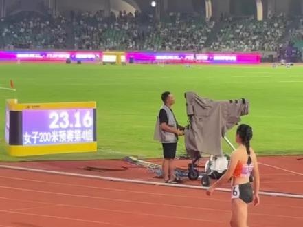 浙江宁波天才少女陈妤颉(16周岁),陈妤颉在宁波相关田径赛中获得诸多荣誉,具体如下:
2022年宁波市鄞州区中小学田径运动会:2022年11月3日,在该运动会女子100米决赛中以11秒88的成绩夺冠,打破该区女子100米短跑纪录。
2023年浙江省青少年田径锦标赛:2023年4月21日,在14-15岁组女子100米比赛中以11秒63(电计时)的成绩夺冠并打破该比赛纪录;4月23日,在女子200米比赛中以23秒61的成绩夺冠。
此外,陈妤颉还在浙江省运会等其他赛事中屡获佳绩,2022年11月她在浙江省运会中获得了14岁组女子100米、200米冠军,并双双打破纪录。#田径比赛 #体育精神 #比赛现场 #陈妤颉 #小孩姐