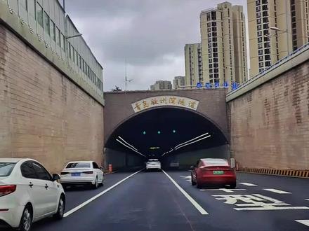 在青岛的胶州湾畔
一条海底隧道横贯大海
宛如一条巨龙躺在大海怀抱
向人们展示着科技的奇迹
隧道之上,水波荡漾
隧道之下,车水马龙
连接青岛与黄岛
交流往来更加便捷通
#青岛 #山东青岛 #胶州湾隧道 #胶州湾隧道天幕 #海底隧道
