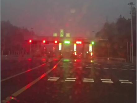 体验一把家门口高速,新新高速(金石桥--六都寨)安全车速,视频是快放的 #最美的路是回家的这条路 #安全出行 #云雾缭绕人间仙境 #新新高速 #路人视角