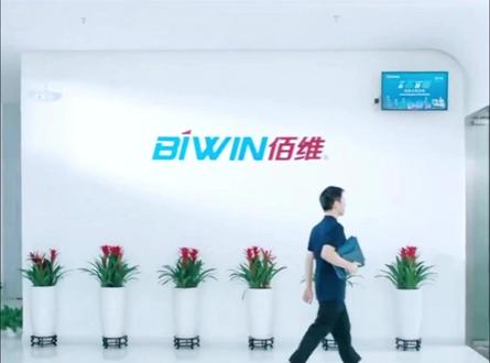 佰维存储将为海光芯正代工光电互联产品 并提供资金支持原材料采购。光互连已成集群扩展关键,但硅光芯片产能紧俏。存储厂商跨界进入光互联封装,显示AI算力供应链各环节正加速整合,补齐短板。开市科技大计算AI产业平台提供了一个从“沙土(硬件)”到“高楼(应用)”一站式、可选择、有保障的解决方案。#AI #光模块 #算力 #黄仁勋 #芯片