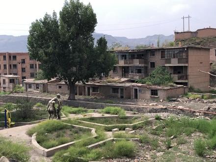 全国最荒凉火车站竟不会停止检票?开往废墟的绿皮车! 下车之后啥都没有,目及所处全是一片废墟,或许这就是全国最孤独的绿皮车了吧。由于本车票价低廉,所以在石嘴山到银川区间乘坐本次列车的旅客极多,甚至晚班能到人满为患的程度。但平汝线为开发石炭井地区的煤炭资源而建设,如今煤炭资源的逐渐枯竭,使石炭井地区几乎完全没有了人,曾经熙熙攘攘的绿皮车如今空得让每个人硬座代硬卧都躺不满短短4节车厢。平汝线的速度很是悠闲,全程几乎在40公里每小时上下,就是信号不是很好,尤其在呼鲁斯太附近简直没信号。最后一点就是超级强筋的风,最大时能达到80公里每小时。做好防护。#绿皮火车 #高铁 #中国铁路 #火车迷 #旅行