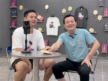【远剑】“林高远父亲直播(四)林父希望高远用着为自己定制的球拍能创更多佳绩。林爸说高远比较单纯(哈哈,现在仍然是笨蛋美人),小时候用他喜欢的“超人迪咖”引诱高远完成训练任务,让他明白,想得到喜欢的东西,就得完成教学任务。
cr“远剑”抖音直播间
#林高远 #樊振东 #周启豪 #胖远 #走豪远