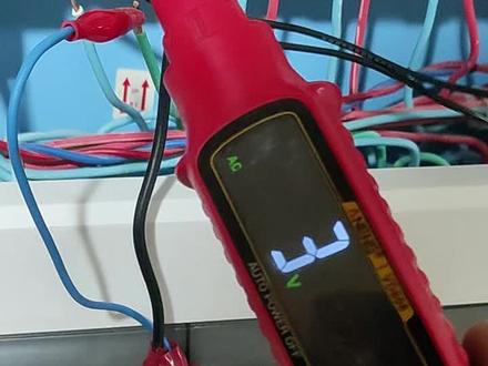 发现一个简单实用的声光报警器加电表测漏电,简单实用#漏电跳闸故障维修 #漏电跳闸 #查漏电点最简单的方法视频 #重庆电工@DOU+小助手