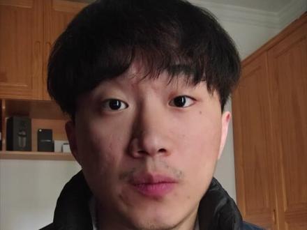 你不是在变强,你在毁身体。
90%的人冲大重量,只是在追求“数字快感”。
卧推冲上去,肩开始疼。
深蹲上重量,腰开始顶。
如果你不是力量举选手,
重量从来都不是核心指标。
真正决定身材的,是控制力。
你现在练的是身体,还是虚荣?
#健身误区
#力量训练
#卧推
#真实生活分享
#健身思考