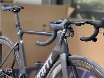 #捷安特 24款 PROPEL ADV PRO 1磨砂黑
公路中的黑武士,ADV PRO碳纤维车架
SLR1 真空碳轮,SRAM 电变售价35800 元#捷安特公路车 #捷安特 #捷安特花都店 #骑帅不骑快