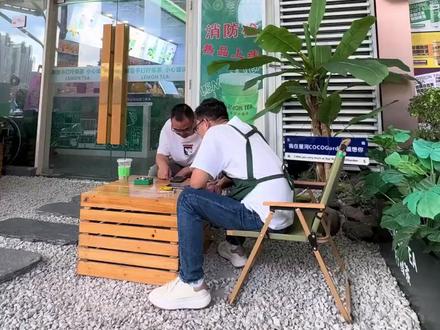 星河东七路有宝藏茶铺,邻里手打柠檬茶香气足。招牌绿妍原价 17 元,现 8.8 元。环境舒适,酸爽清爽,快去薅羊毛! (【退款规则】到店核销:随时可退,过期未核销自动退)#面包店 #小黄鸭 #创业vlog #精酿 #盒马鲜生
