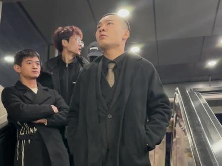 人生不是在等雨停 而是在风雨中前行#小嘉