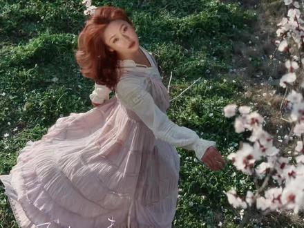 樱花树下樱花草,理光你是春天的神。#樱花拍照姿势 #春日拍照氛围感 #春天的味道