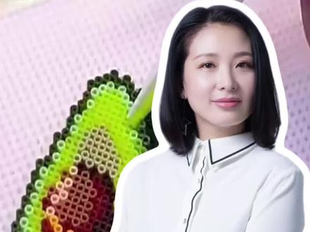 拼豆到底是啥?为啥一个月就能搞出一死一伤?它从哪冒出来的?商场里那些拼豆摊位,孩子一坐就是几小时,除了触电、中毒,还有啥更要命的?#央视曝光网红拼豆安全隐患#女孩玩拼豆不幸触电离世#山西运城女孩玩拼豆被炸伤#拼豆#安全隐患