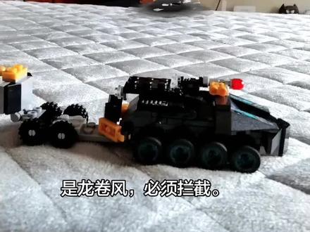 乐高版暴风拦截车拦截龙卷风。