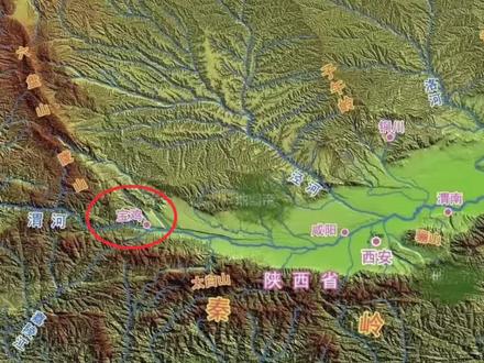 陕西宝鸡的地缘和历史 今天聊聊陕西省宝鸡市的地缘和历史,宝鸡古称:陈仓、凤翔、雍城、西虢、西歧等等,其实这些地名就代表一个历史阶段,陈仓对应的是明修栈道暗渡陈仓;雍城对应的是秦人在这里发迹;西歧代表周人在这里起家;西虢代表当年这里是分封给周文王弟弟虢的地盘等等,其实宝鸡这个地名也是从唐朝就开始了!今天宝鸡有陈仓区、凤翔区,也是纪念那些辉煌时代吧!宝鸡是青铜器之乡,中国最著名的青铜器,包括号称“海内三宝”的毛公鼎、大盂鼎、大克鼎都是出自这里,还有何尊,法门寺等,陕西省各地方都是历史悠久,我后面会逐个梳理的!#地理 #历史 #陕西 #宝鸡 #青铜器