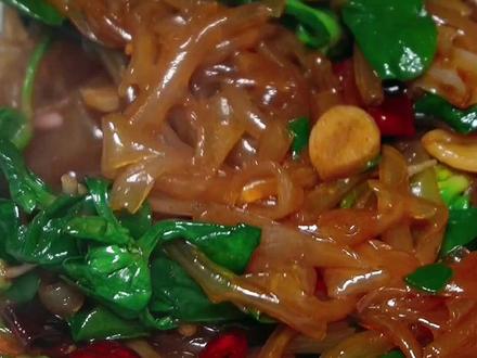 拉皮菠菜 这个趴地虎菠菜又脆又好吃,加上拉皮的滑嫩,味道很好!#炒菠菜 #炒拉皮