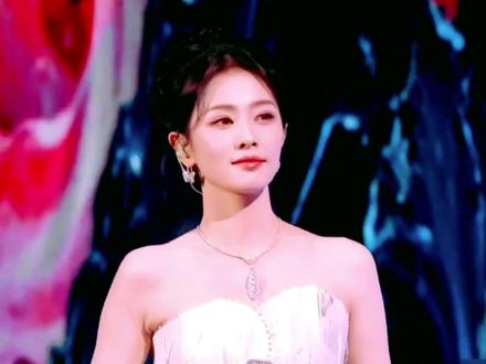 白鹿演唱会过审惹争议!演员跨界开唱到底是不是“割韭菜”? #白鹿 #白鹿演唱会 #明星演唱会 #演员 #娱乐
