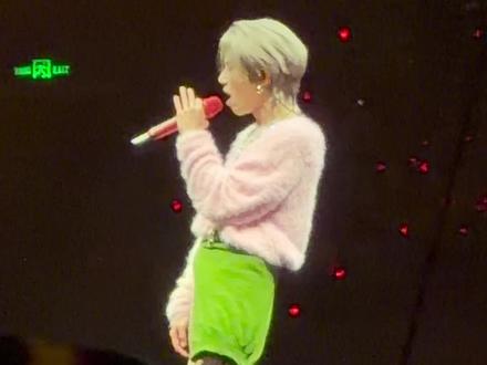 哈哈哈 大哥 这个视角来看 你的糖好大一颗#华晨宇南宁演唱会 含糖唱歌震惊🤯加一