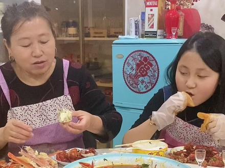 哈哈,奶奶问小米:什么时候才能陪她喝点?😂自己喝怪没意思的😄#老把头和老解 #这什么玩意