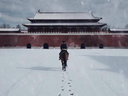 AI微电影《雪中花 Winter Blossom》第一幕 1912年的冬天,雪下得特别厚,像是要盖住紫禁城里三百年的旧事。 婉贞是格格,苏墨是教她看世界的新军协统。 他们在红墙下的一张照片,定格了那个冬天唯一的暖意。 那时候他们以为,只要剪了辫子,换了衣裳, 就能从这高墙里走出去,去过寻常夫妻的日子。 #AI电影 #AI短片 #拍我AI #拍我AI超级居民企划 #Tapnow