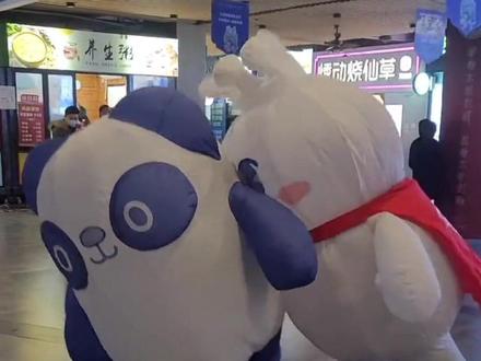 美食街的扛把子,外号街溜子=雪王,把茶百道价格打下来了,现在抖音团6.66国内通用,视频左下角团#蜜雪冰城#茶百道#抖音美食推荐官 #v远时代 #奶茶
