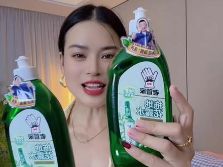 但凡家里拖地的,一定要试一试这个老管家拖地花露水,三效合一#地板清洁剂 #老管家 #好物推荐 #瓷砖清洁剂