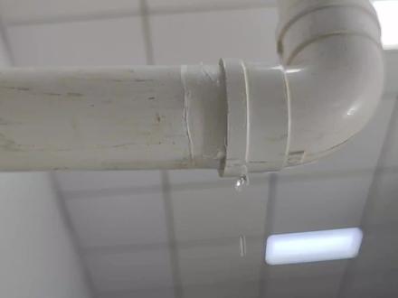 厕所下水管弯头处漏水怎么办?老水工教你带水止漏绝活,轻松修复