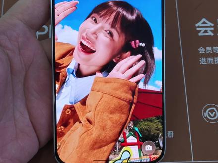 我的OPPO手机也是吃上裸眼3D壁纸了!!
【使用方法】
1、前往“设置-桌面、锁屏与个性化-全部灵感主题”,选择一个灵感主题进入编辑页面。
2、在“锁屏”中点击“样式”,开启“3D 壁纸”。
#玩机日