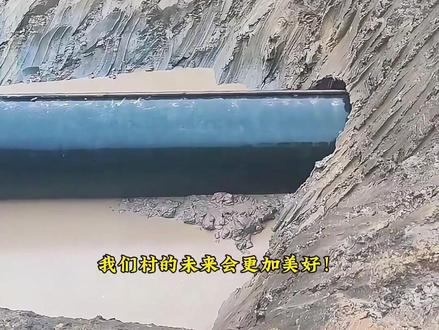 在农村用小型液压水平定向钻机打过路孔穿管施工。用心的每一步都算数。#记录工地上的点点滴滴 #技术活一般人来不了 #水平定向钻 #打过路眼 #定向钻施工