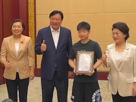 【孙颖莎又为家乡代言,官宣“河北文旅代言人”】8月22日,河北省文化和旅游厅为孙颖莎颁发“河北文旅代言人”聘书,正式成为河北文旅代言人。孙颖莎为家乡代言不是首次,2023年孙颖莎担任“石家庄普法形象大使”。