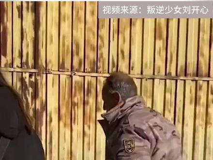 叙利亚女校长独自坚守乡村学校,90后中国博主深受感动,放弃环球旅行在战火中援建希望小学,孩子们重回课堂后自发在广场奏响中国国歌#冷暖人生
