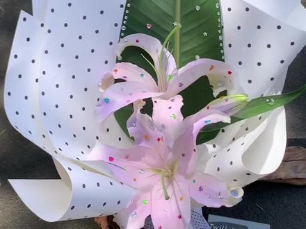 波点贴钻百合花束制作分享~#花店日常 #百合花束#韩系花束#花束教程