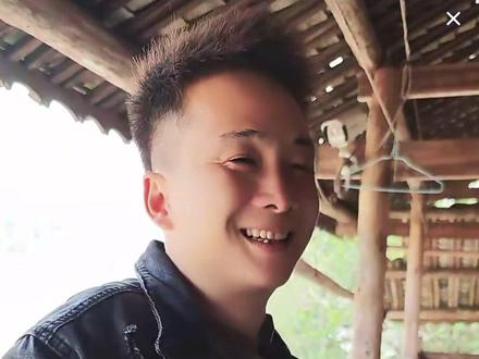 扛海碗大别墅是纯木质卯榫结构,欢迎大家去他家搭帐篷#荒野扛海碗 #张家界七星山骆驼杯荒野求生 #老六荒野