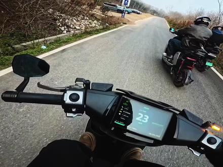 26款AE4 Max这压迫感,谁顶得住?#极核#ae4 #26款ae4 #女骑 #电摩