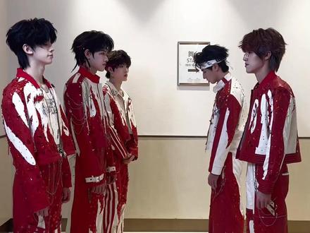 到底是谁第一个想出的机车转场! #重庆 #特产 #抽象 #明星 #机车转场