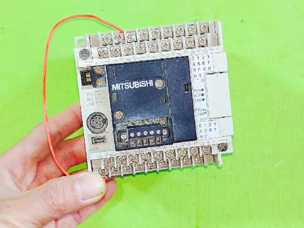 为什么PLC严禁直接接负载?必须要加继电器?很多电工都蒙在鼓里