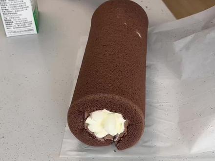 蛋糕卷,卷卷手法分享✅ 今天分享的o型卷,中间奶油200克
卷卷5步曲
1提,2压,3扶,4抬,5卷,6收
只要蛋白打的没问题,烘烤温度不要过高导致水分流失,蛋糕卷怎么卷都不会翻车的。#蛋糕卷 #蛋糕卷教程 #蛋糕卷卷法 #蛋糕卷不开裂 #瑞士卷