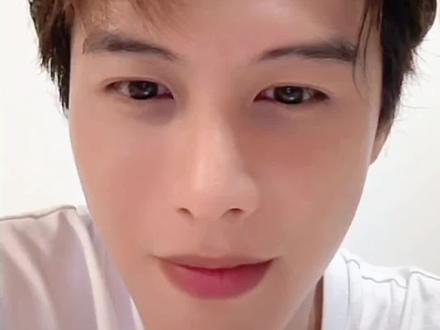 #何健麒 讲述他曾经也走过一段很艰难的路,不过轻舟已过万重山,希望他越来越好!#直播录屏分享 #加油你是最棒的 #永远支持你 #热爱可抵岁月漫长