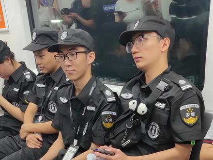 #地铁偶遇为亚运会服务的安保人员 #00后杭州亚运安保 #杭州亚运氛围进入决赛圈#杭州本地人看亚运 #杭州亚运会 视频征得他们的同意