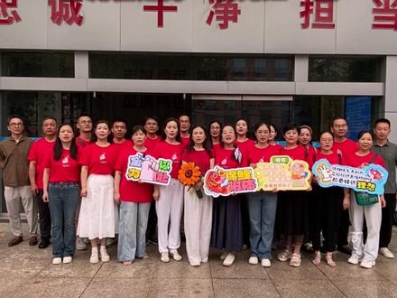 一件红衣万般情!中考首日,沙市二中老师为学子加油助威!#中考#荆州 #金榜题名