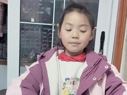 小学二年级下册数学轴对称图形剪小人慢动作来啦。