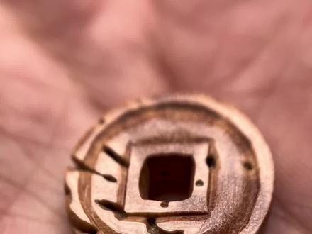 桃核雕刻小铜钱教程!#纯手工雕刻 #制作过程 #手工diy #桃核手工制作 #手工