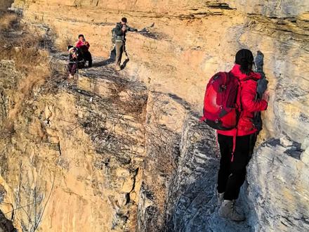 房山南北梯一尺崖 #危险动作请勿模仿 #徒步爬山攀岩 @橄榄🌲 @知足常乐 @五色蔷薇 @