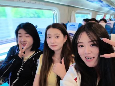 凤凰传奇演唱会兰州站vlog 有人嘲笑山顶票有什么好去现场的,跟看二维码一样,可是她不知道,我不是去追星,我是去回忆我曾经的青春,也是想趁我还算年轻去感受热烈,三个小时的放声歌唱,释放了很多不开心的情绪,至此凤凰传奇演唱会兰州站打卡结束🔚#凤凰传奇兰州站 #演唱会是一场巨大的乌托邦 #演唱会结束后的相册 #凤凰传奇 #演唱会大合唱