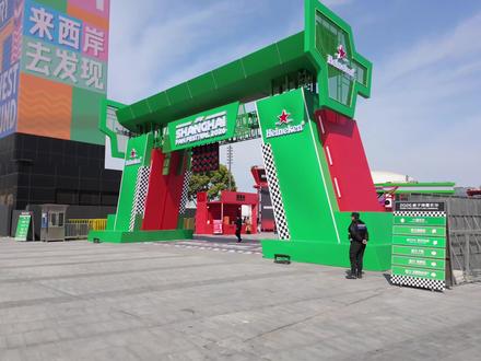 🏎️西岸 X F1 浓度已达10000000%! vlog 周末除了看比赛,还能尽情享受F1的主题世界!
1️⃣倍耐力轮胎:给自己造了台全是自家赞助涂装的F1模型,还有「硬胎」「中性胎」「软胎」「半雨胎」「全雨胎」五种轮胎展示。
2️⃣凯迪拉克:26款的前翼造型确实好看
3️⃣上海汽车博物馆:「法拉利」「奔驰」「阿斯顿马丁」「凯迪拉克」四大车队传奇老车亮相!
4️⃣喜力P房:晚上会有光影秀,还能玩游戏喝酒水!
5️⃣美孚红牛:用的是RB21的前翼贴着3号的图标,但红牛的涂装依然很帅!
6️⃣迈凯轮主题杰克丹尼威士忌:全场最热情主动的展台,但开车可别喝酒噢!
7️⃣线下比赛观看中心:这个周末把好友约到线下,一起当面痛斥车组策略吧!
8️⃣F1周边:周末狂欢完了,还可以带个小周边回家,纪念这尽情享受的周末。
#F1 #西岸梦中心 #上海大奖赛 #法拉利 #周冠宇 #2026格子旗嘉年华