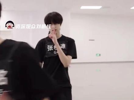 #全世界都在陪张峻豪胡闹 这盛世如顺子哥如愿#时代峰峻 #张峻豪 #抽象 #娱乐评论大赏