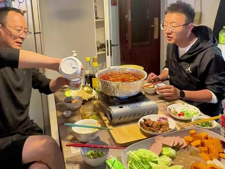什么叫做和谐家庭?这就叫做和谐!他们和谐,我补位!#看一遍笑一遍 #婚姻 #反转剧情 #原创段子 #绝对是亲生的