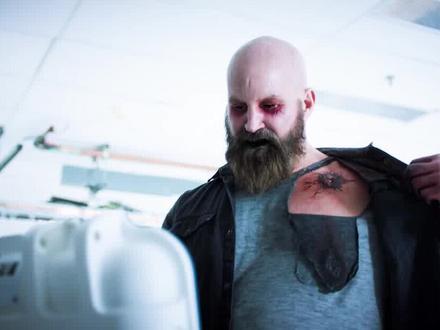 闪电侠被丧尸一拳打飞,闪电侠:不是比我强,就是比我快! #闪电侠 #我的观影报告