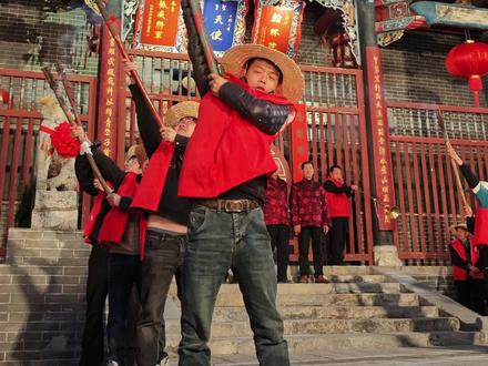 当夜幕降临,汝城人点燃龙香,舞起汝城香火龙 ,如巨龙下凡巡游人间。这不仅是国家级非遗的震撼,更是独属于汝城的年俗浪漫。这个春节,欢迎来汝城过个年,在锣鼓喧天中,看一场热热闹闹的香火龙,许下最红火的新年愿望。【内含香火龙时间表】#网络中国节 #文化郴州味 #郴州旅游 #汝城香火龙 #年味