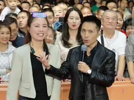 #演出现场视频分享给大家 #二妮 #二妮带着妈妈和妹妹一起来到索图大舞台,索图直接喊她妈妈老丈母还有小姨子,索图第一嫂诞生了